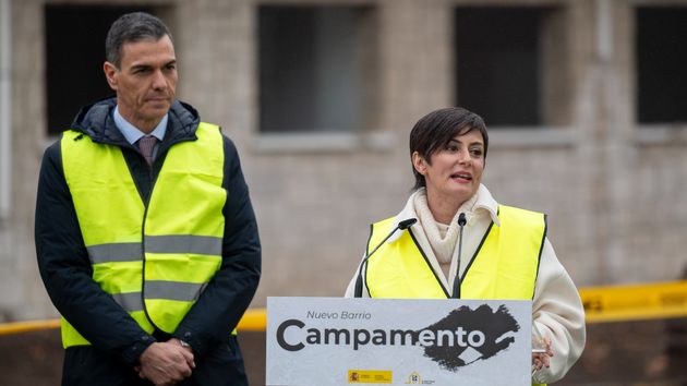 El presidente del Gobierno, Pedro Sánchez, y la ministra de Vivienda, Isabel Rodríguez