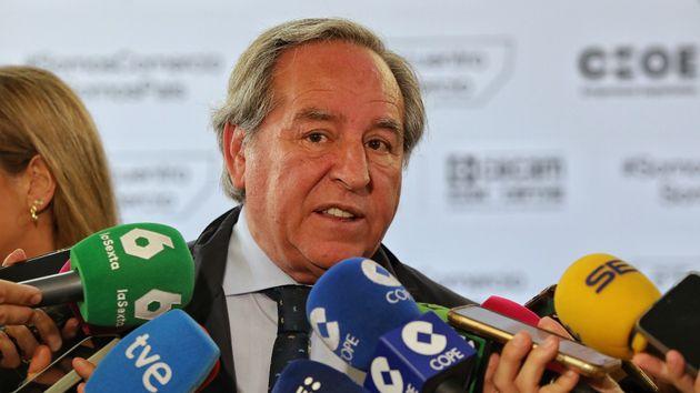 Ángel Nicolás hablando con los medios