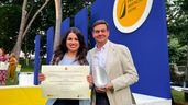  Solaima Belachqer El Attar, investigadora predoctoral de la Universidad de Almería (UAL), recibiendo el galardón