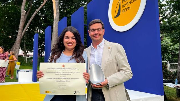  Solaima Belachqer El Attar, investigadora predoctoral de la Universidad de Almería (UAL), recibiendo el galardón