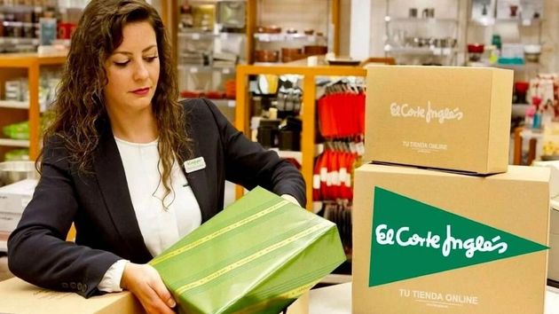 Trabajadora envolviendo un paquete en El Corte Inglés