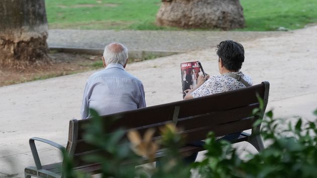 Dos jubilados sentados en un banco