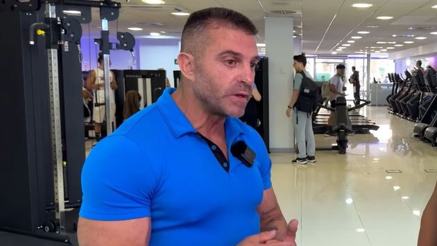 el dueño de los gimnasios en uno de ellos