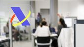 Trabajadores de Hacienda con el logo de la Agencia Tributaria
