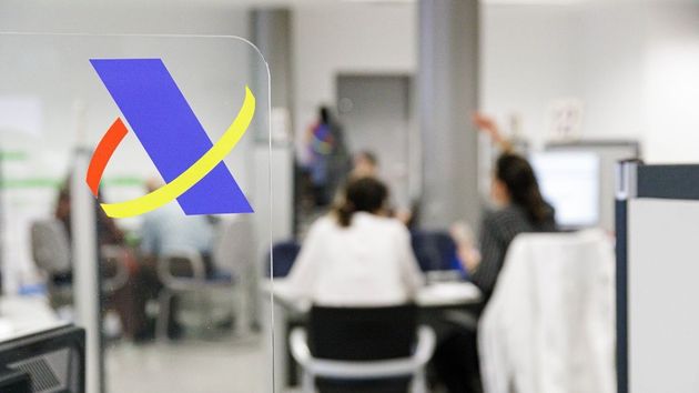 Trabajadores de Hacienda con el logo de la Agencia Tributaria