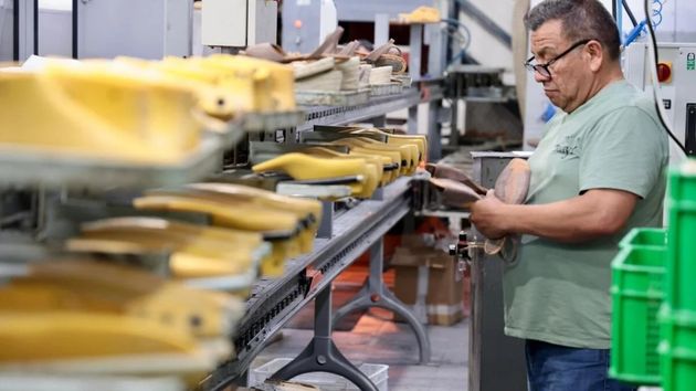 Trabajador en fábrica de calzado