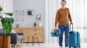 Un joven instalándose en su nueva casa