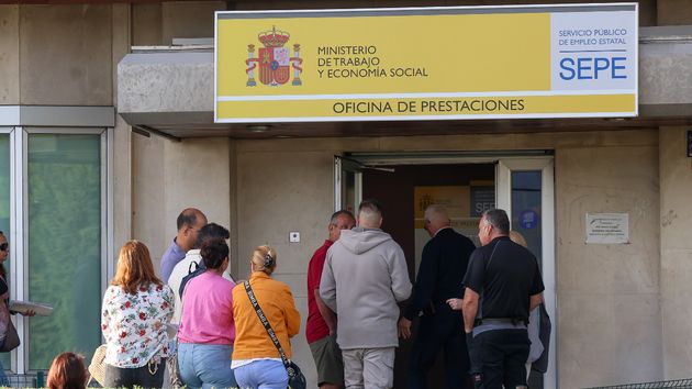 Personas en la entrada de una oficina de prestaciones del SEPE