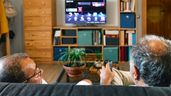 unos jubilados viendo la televisión