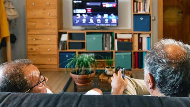 unos jubilados viendo la televisión