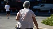 Una mujer de espaldas caminando
