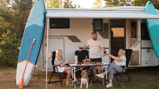 Una familia de vacaciones en una caravana