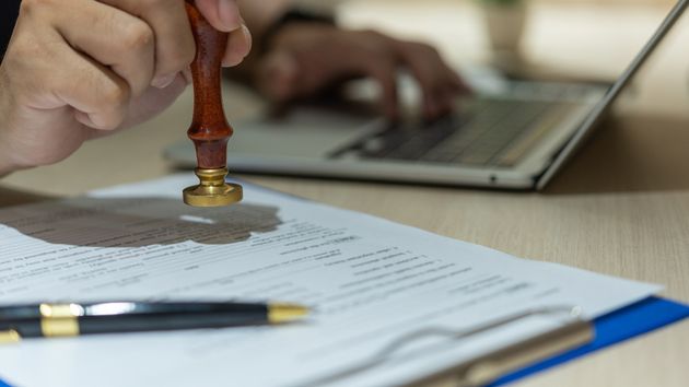Una persona sellando documentos herencia