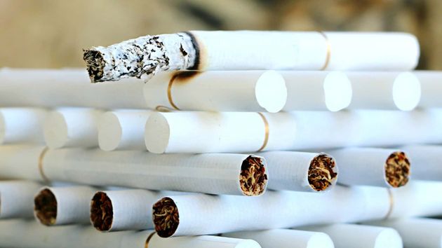 Varios cigarros apilados