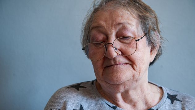 una anciana pensativa