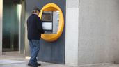 Un hombre saca dinero en un cajero automático