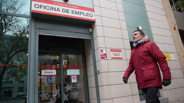 Perona mayor de 45 años caminando