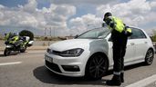 Guardias civiles registran un vehículo 