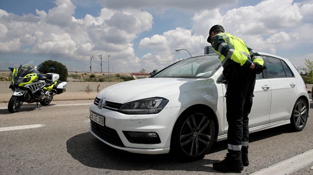Guardias civiles registran un vehículo 