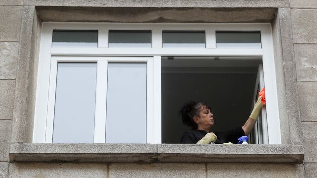 Una empleada de hogar durante su jornada de trabajo