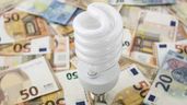 Bombilla sobre varios billetes de euros