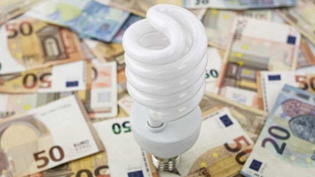 Bombilla sobre varios billetes de euros