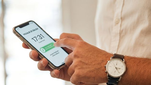 Persona ficha en el registro horario