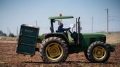 Agricultor conduciendo