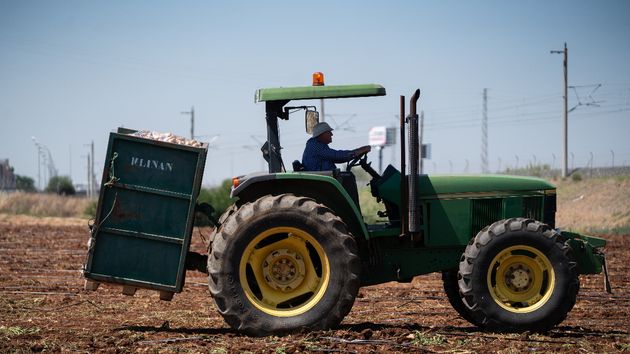 Agricultor conduciendo