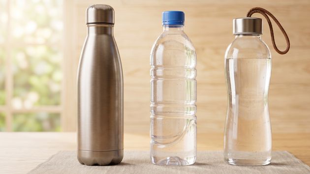 unas botellas de plástico, aluminio y cristal