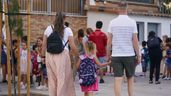 Una familia llevando a su hija al colegio