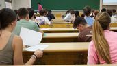 Estudiantes reunidos para hacer un examen de selectividad