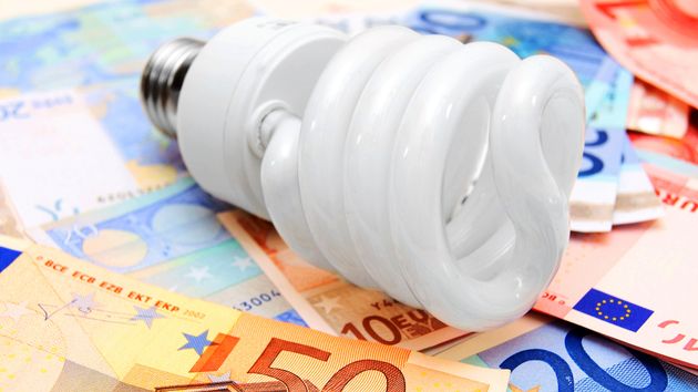 una bombilla y unos billetes de euros