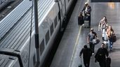 Varias personas aleatorias en la estación de Atocha