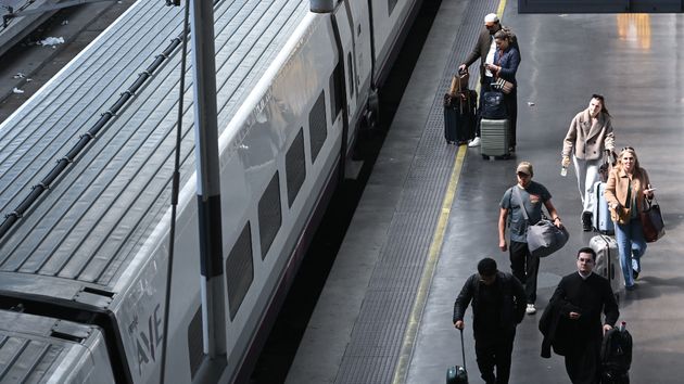 Varias personas aleatorias en la estación de Atocha