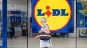 Persona cruzando una tienda lidl