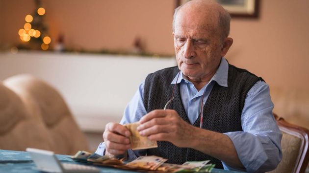 Hombre mayor contando dinero