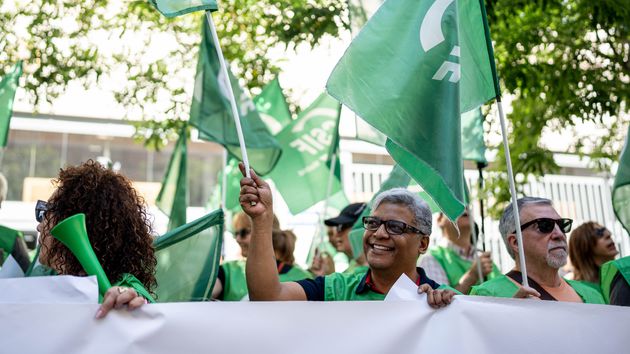 Varias personas durante una concentración de CSIF