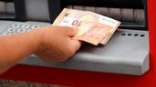 Persona sacando dinero de un cajero automático