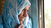 una mujer mayor con hiyab