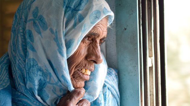 una mujer mayor con hiyab