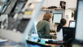 Dos trabajadores en una oficina
