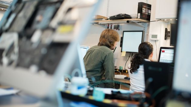 Dos trabajadores en una oficina