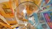 una bombilla y unos billetes de euros