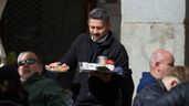 Un camarero durante su jornada laboral, a 15 de abril de 2025, en Madrid (España)