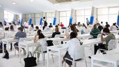 Un grupo de estudiantes haciendo un examen