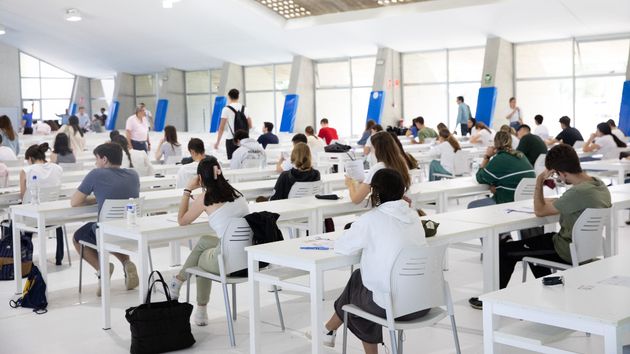 Un grupo de estudiantes haciendo un examen