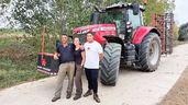 la familia ganadera con el tractor