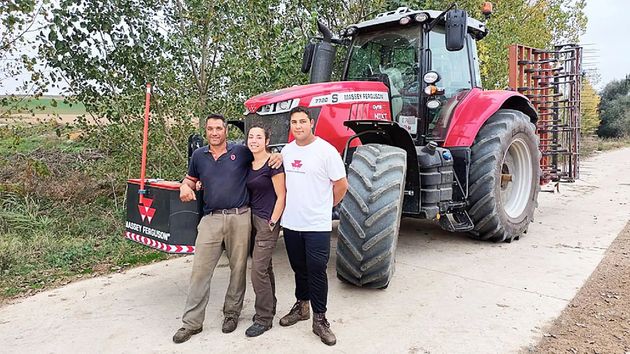 la familia ganadera con el tractor