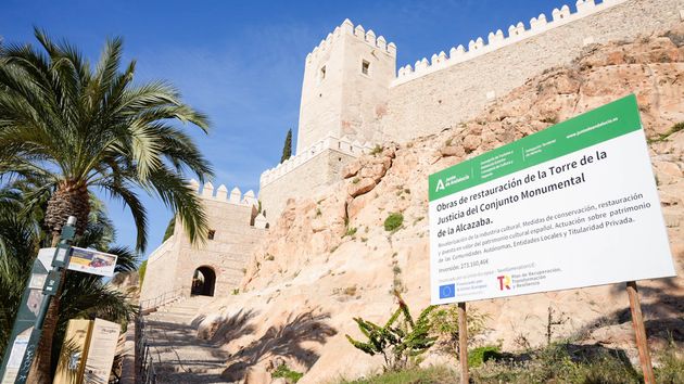 Cartel señalizador obras en la Alcazaba